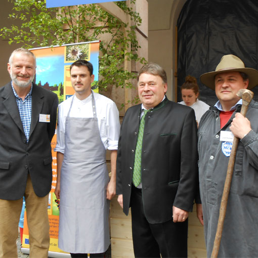 Landschaftspflegeverband mit Juradistl beim Hoffest im Landwirtschaftsministerium